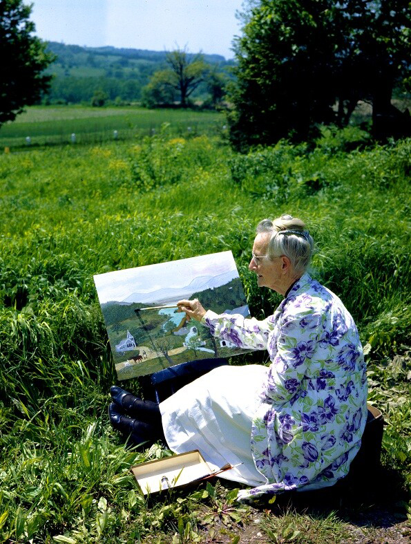 庭で絵を描くグランマ・モーゼス