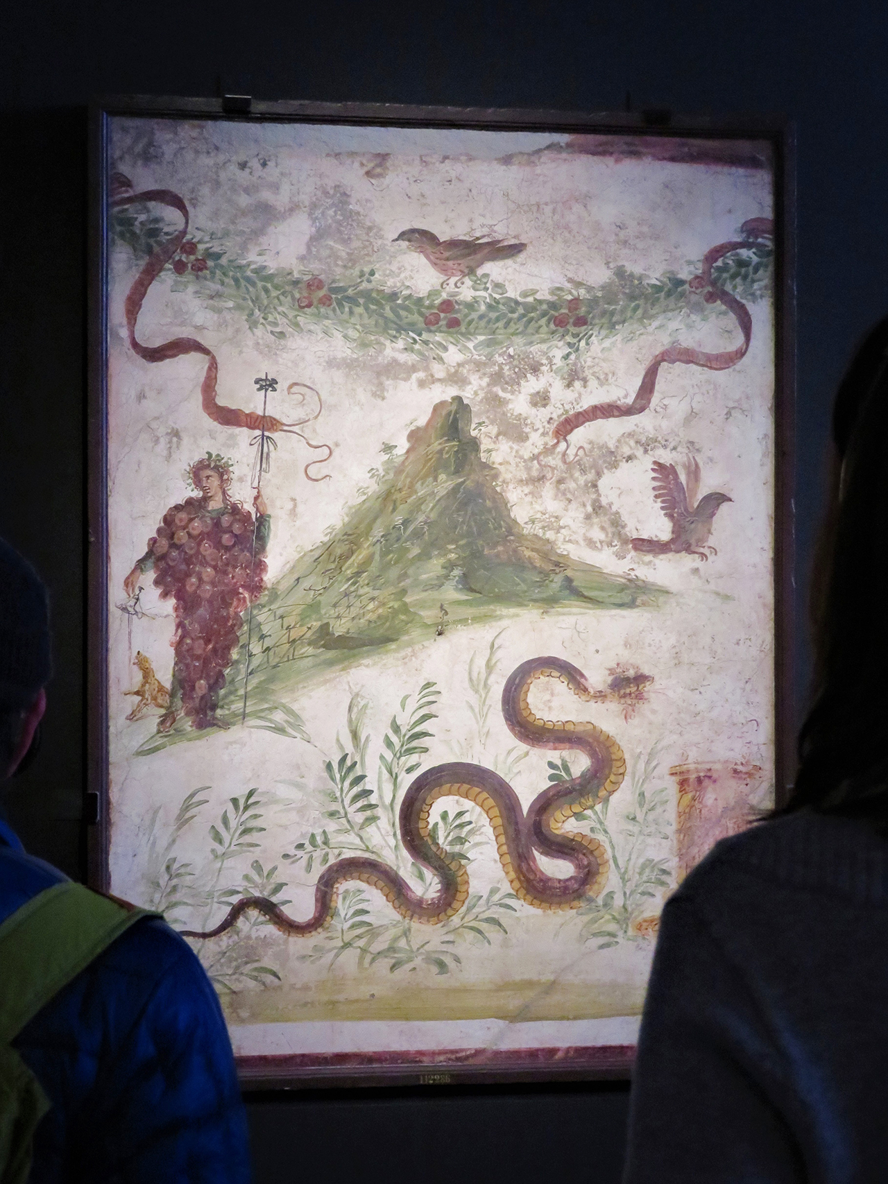 東京会場風景（以下同様）。《バックス（ディオニュソス）とヴェスヴィオ山》62～79年、フレスコ、ナポリ国立考古学博物館蔵。