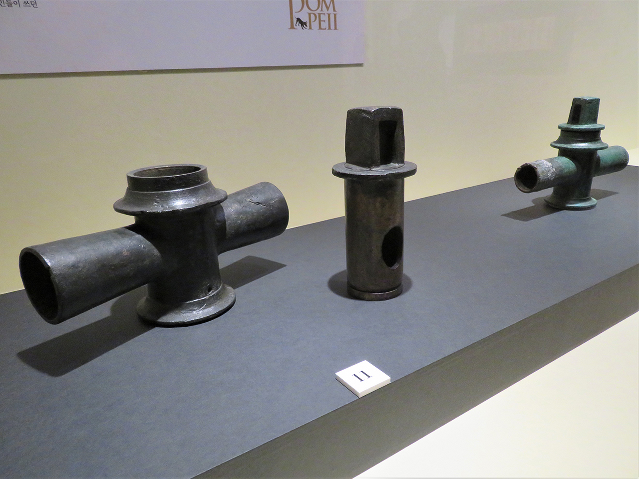 2点とも、《水道のバルブ》1世紀、ブロンズ、ナポリ国立考古学博物館蔵。