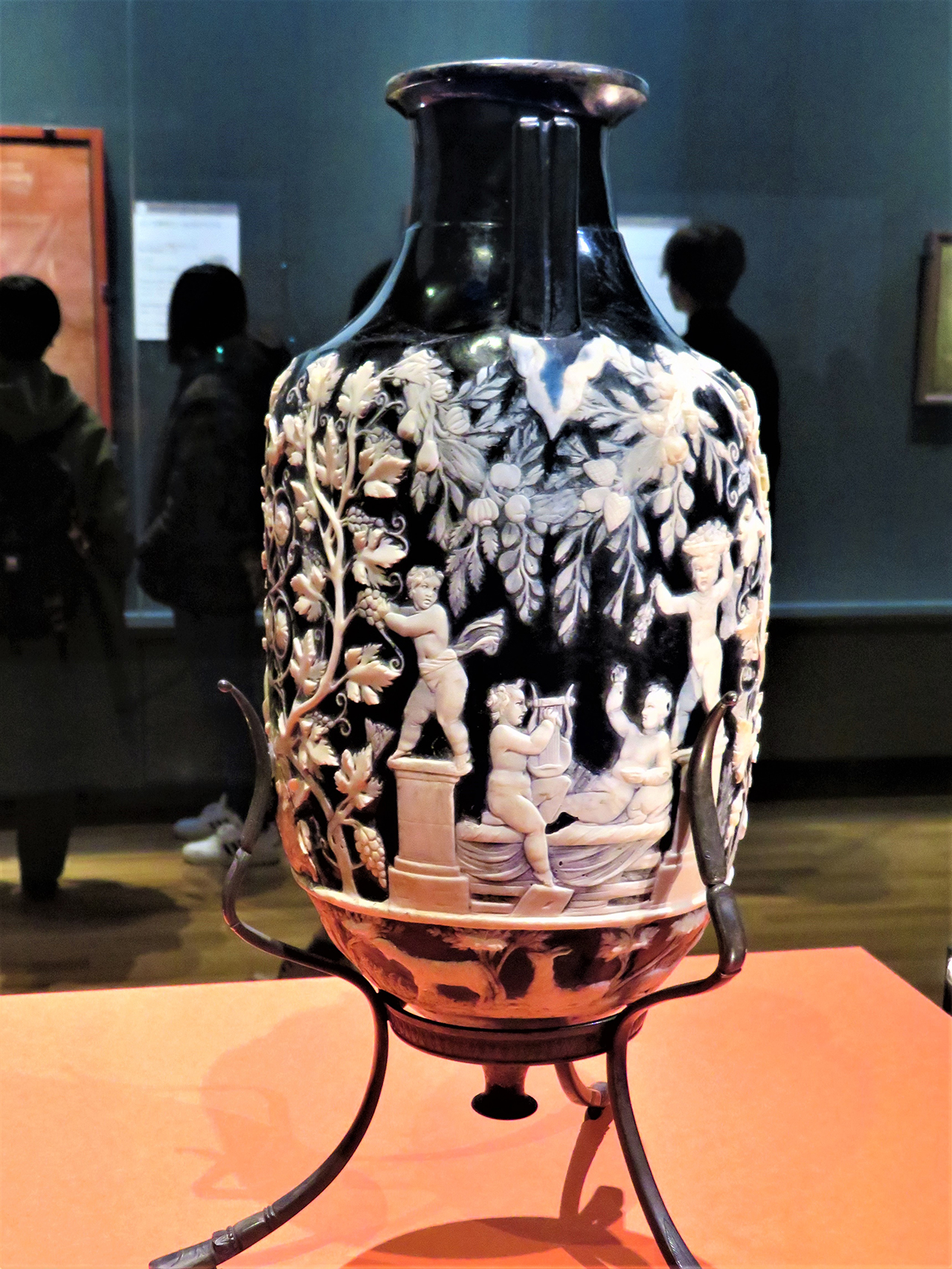 《ブドウ摘みを表わした小アンフォラ（通称「青の壺」》1世紀前半、カメオ・ガラス、ナポリ国立考古学博物館蔵。