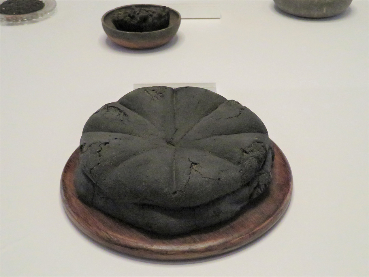 《炭化したパン》79年、ナポリ国立考古学博物館蔵。