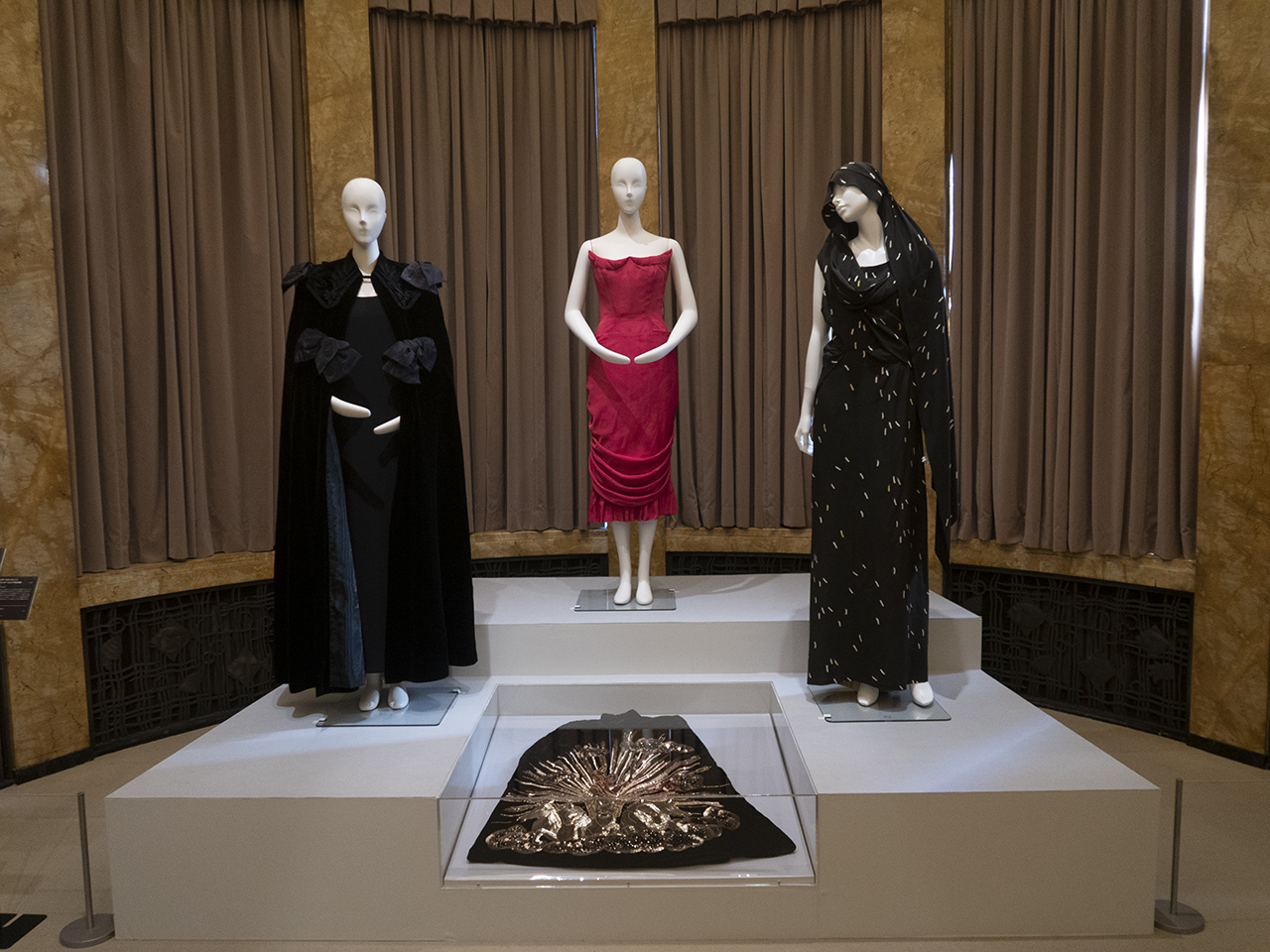 エルザ・スキャパレッリのドレスやケープが並ぶ展示風景