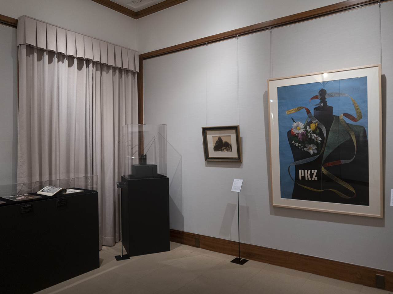 ン・レイのオブジェや写真が並ぶ展示風景、右／ハインリッヒ・マーラー《PKZ社ポスター》（1939年）