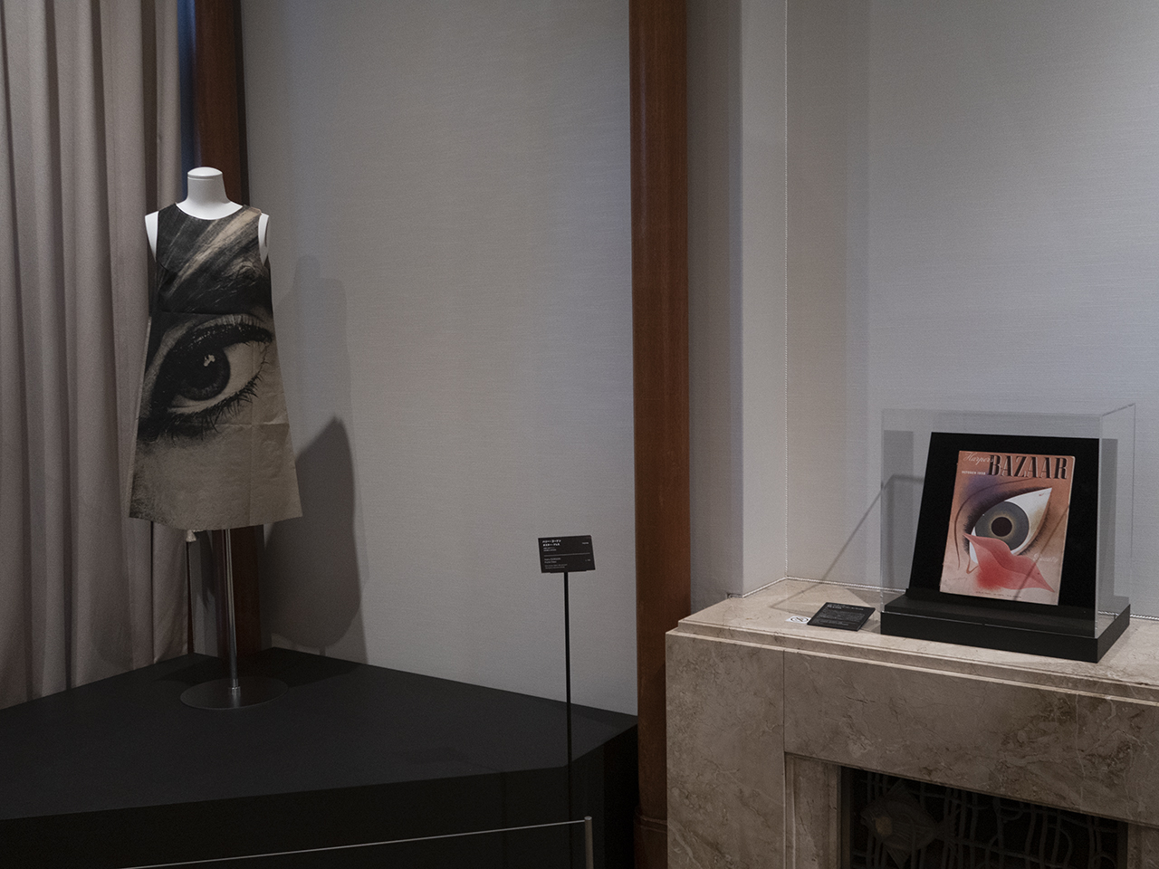 展示風景、左／ハリー・ゴードン《ポスター・ドレス》（1968年頃）、右／『ハーパース･バザー』1938年10月号