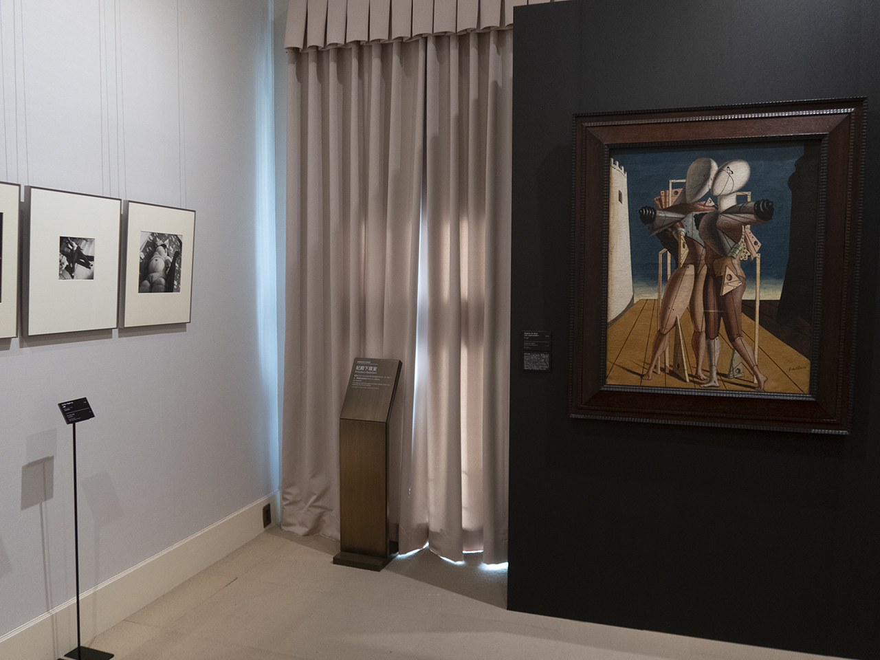 展示風景、左／ハンス・ベルメールの写真作品、右／ジョルジョ･デ･キリコ《ヘクトールとアンドロマケー》（1930年頃）