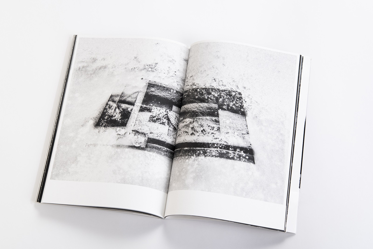 受賞作のひとつ、写真集『測量｜山』（T&M Projects刊）©︎Shiho Yoshida courtesy of Yumiko Chiba Associates（※１）
