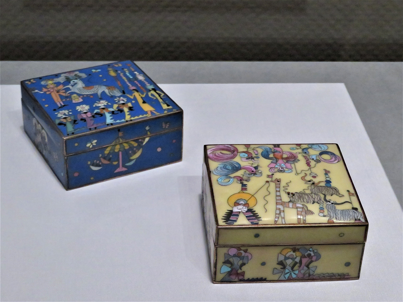 左から、上野リチ・リックス《七宝宝飾：馬のサーカスⅠ》《七宝宝飾：馬のサーカスⅡ》、共に1950年頃[再制作1987年] 、京都国立近代美術館