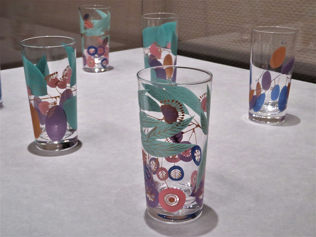 ［上野リチ・リックス］《ガラスコップ［花］［花と実］［果実］》1987年、京都国立近代美術館。上野リチの没後に、リチのデザインにインスピレーションを得て作成されたもの。