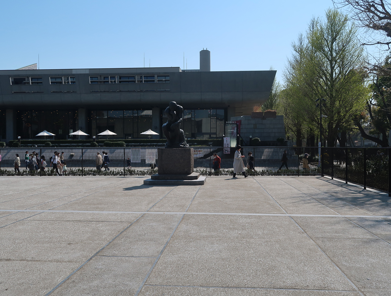 オーギュスト・ロダン《考える人（拡大作）》1881-82年（原型）、1902-03年（拡大）、1926年（鋳造）　ブロンズ　松方コレクション　　東京文化会館を望む。
