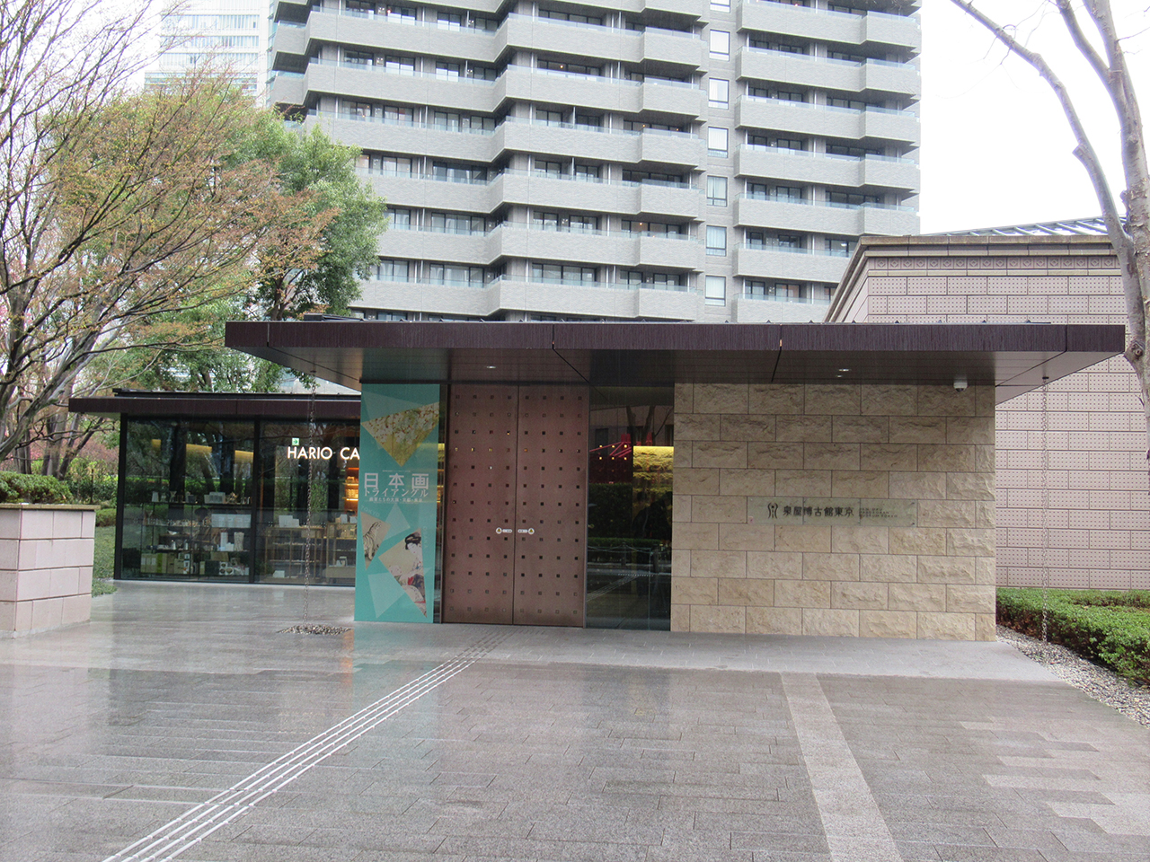 リニューアルオープンした泉屋博古館東京。庭園が臨めるカフェを新設（左側）。ガラス製品メーカーのハリオ直営