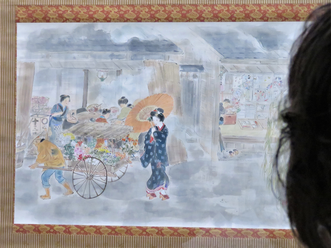 東京展の会場風景（以下同様）。鏑木清方《十一月の雨》1955（昭和30）年、上原美術館、通期展示
