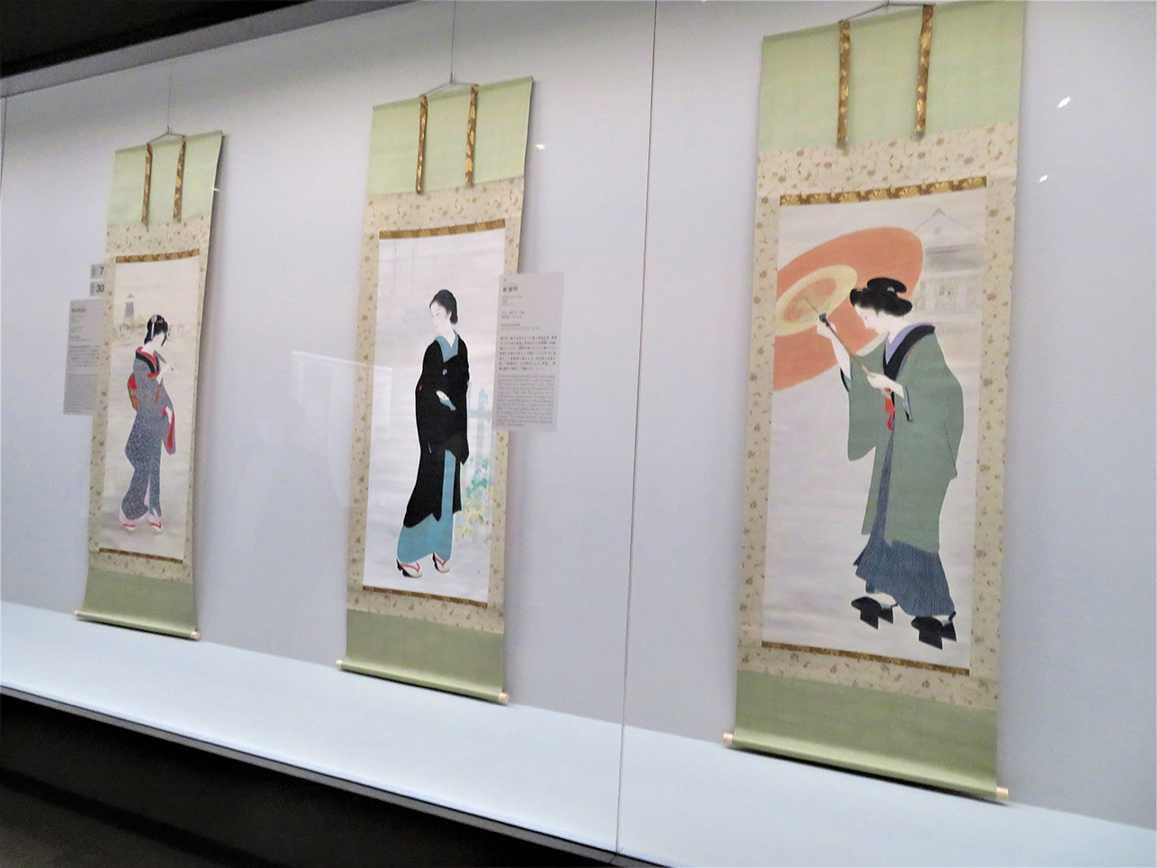 右から、鏑木清方《新富町》1930（昭和5）年。鏑木清方《築地明石町》1927（昭和2）年。鏑木清方《浜町河岸》1930（昭和5）年。共に、東京国立近代美術館館、通期展示