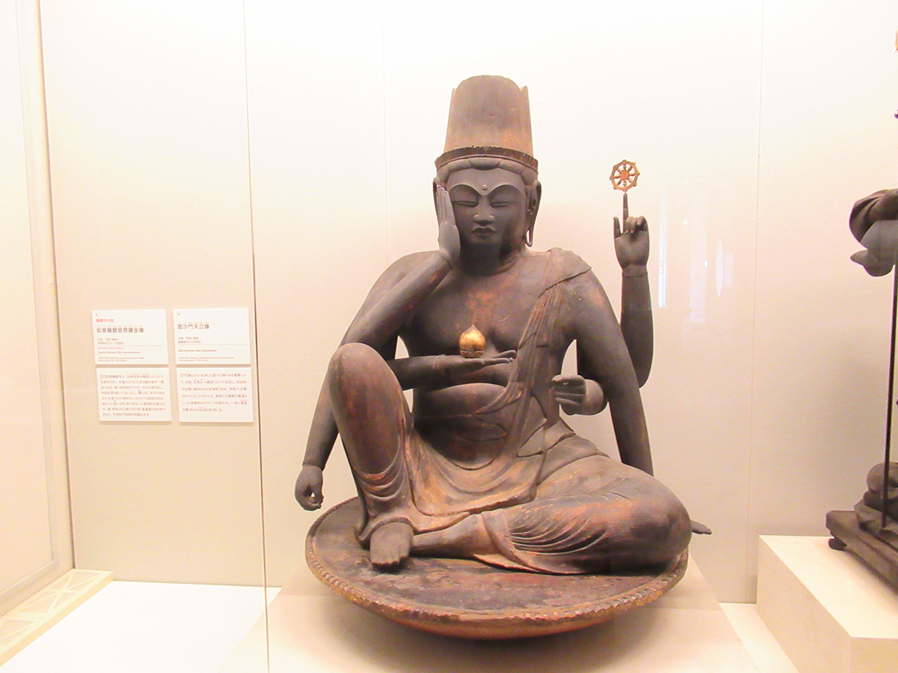 「如意輪観音菩薩坐像」重要文化財　平安時代　9～10世紀　※通期展示