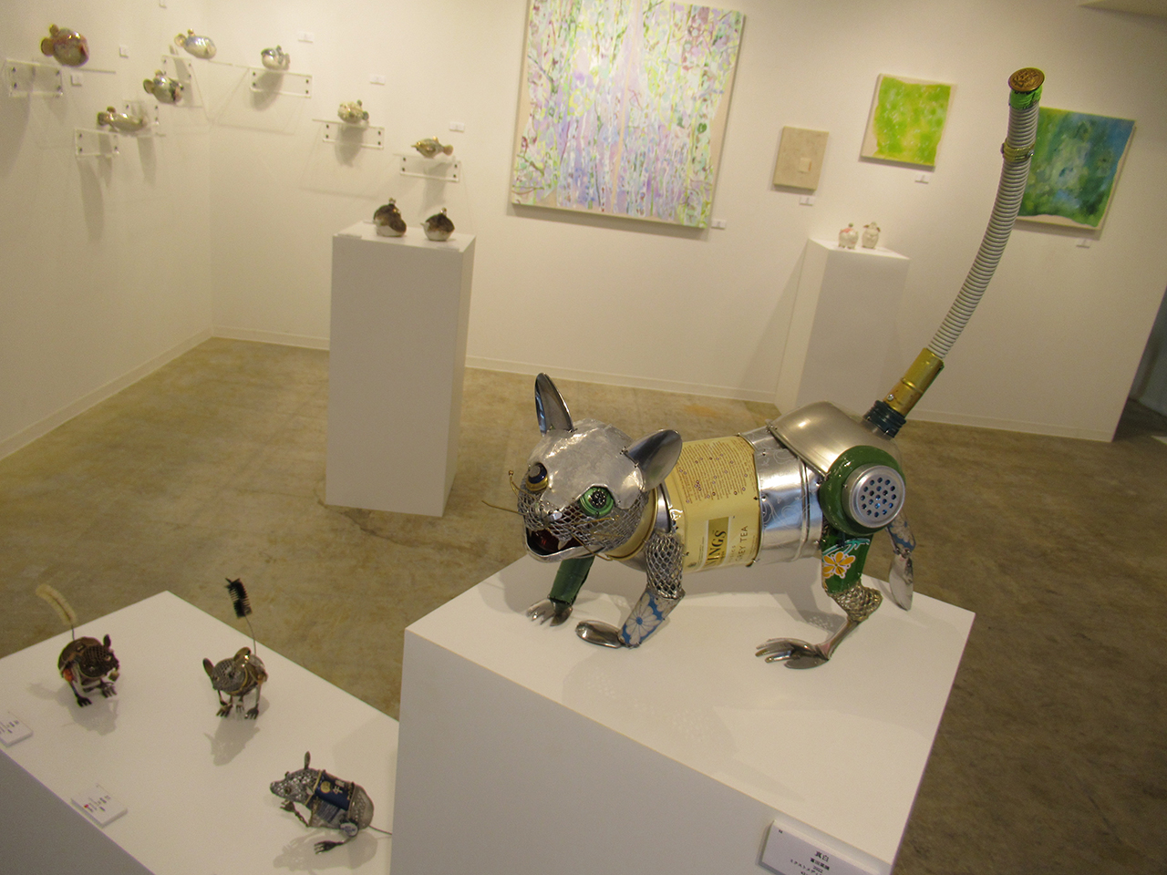 ネコの「真白」（右上）とネズミの「忠也」「忠子」「忠助」（下・右から）。UCHIGO　and　SHIZIMI　Gallery「Douce Lumière」展での富田菜摘の新作　