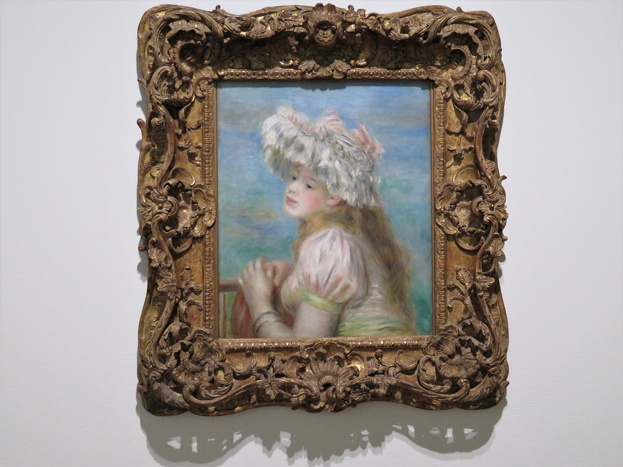 会場風景（以下同様）。ピエール・オーギュスト・ルノワール《レースの帽子の少女》1891年　作品はすべてポーラ美術館蔵。この少女は、ポーラ美術館の永遠のアイドルだ。