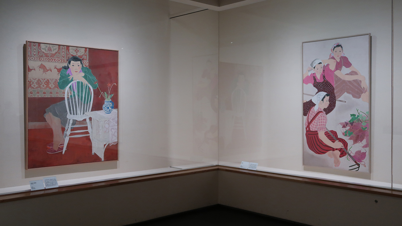 左から、《更紗の部屋》1942年　練馬区立美術館／《歓び》1943年　神奈川県立近代美術館