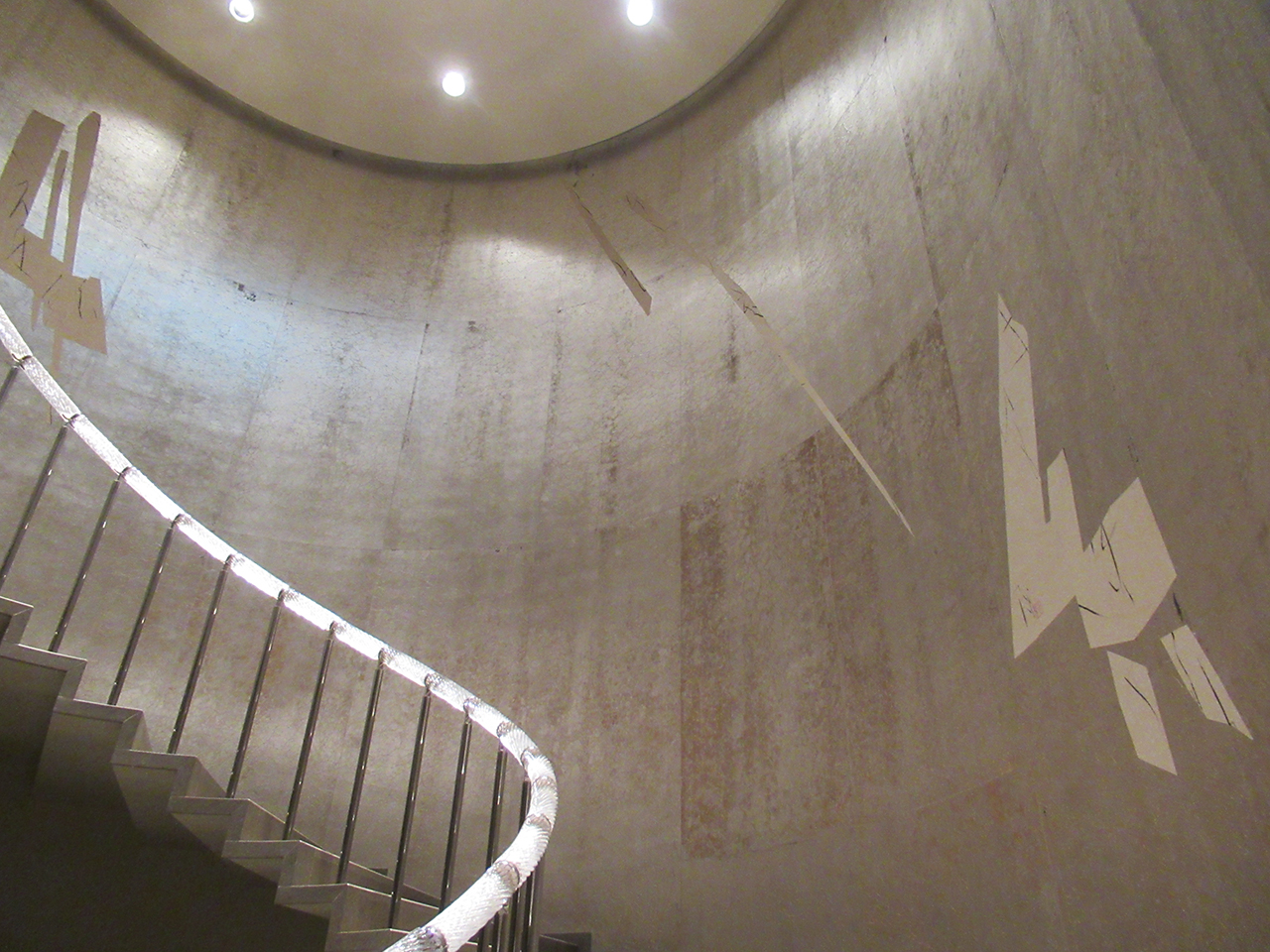 地下の展示室に向かう螺旋階段にある「いろは歌切れ　真行草」2003年設置