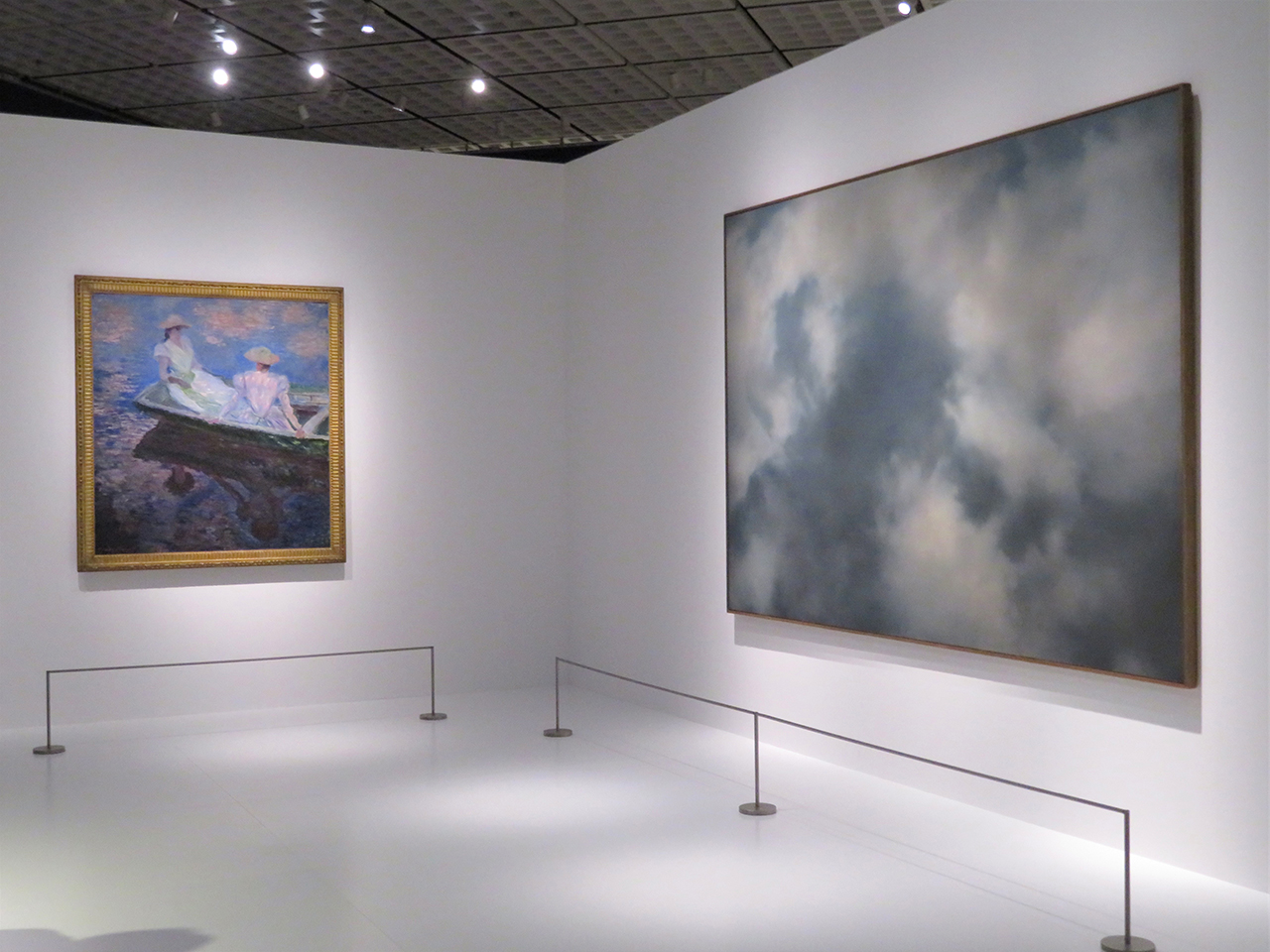 左から、クロード・モネ《舟遊び》1887年　国立西洋美術館　松方コレクション。ゲルハルト・リヒター《雲》1970年　フォルクヴァング美術館