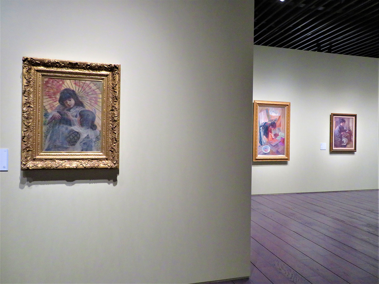 アーティゾン美術館の会場風景（以下同様）。左から、青木繁《二人の少女》1909年　笠間日動美術館。※前期のみ展示。青木が没する2年前に描いた愛らしい少女像。少年時代に洋画の手ほどきを受けた師・森三美の娘たち。坂本繁二郎《張り物》1910年　個人蔵。同《新聞》1910年　個人蔵。