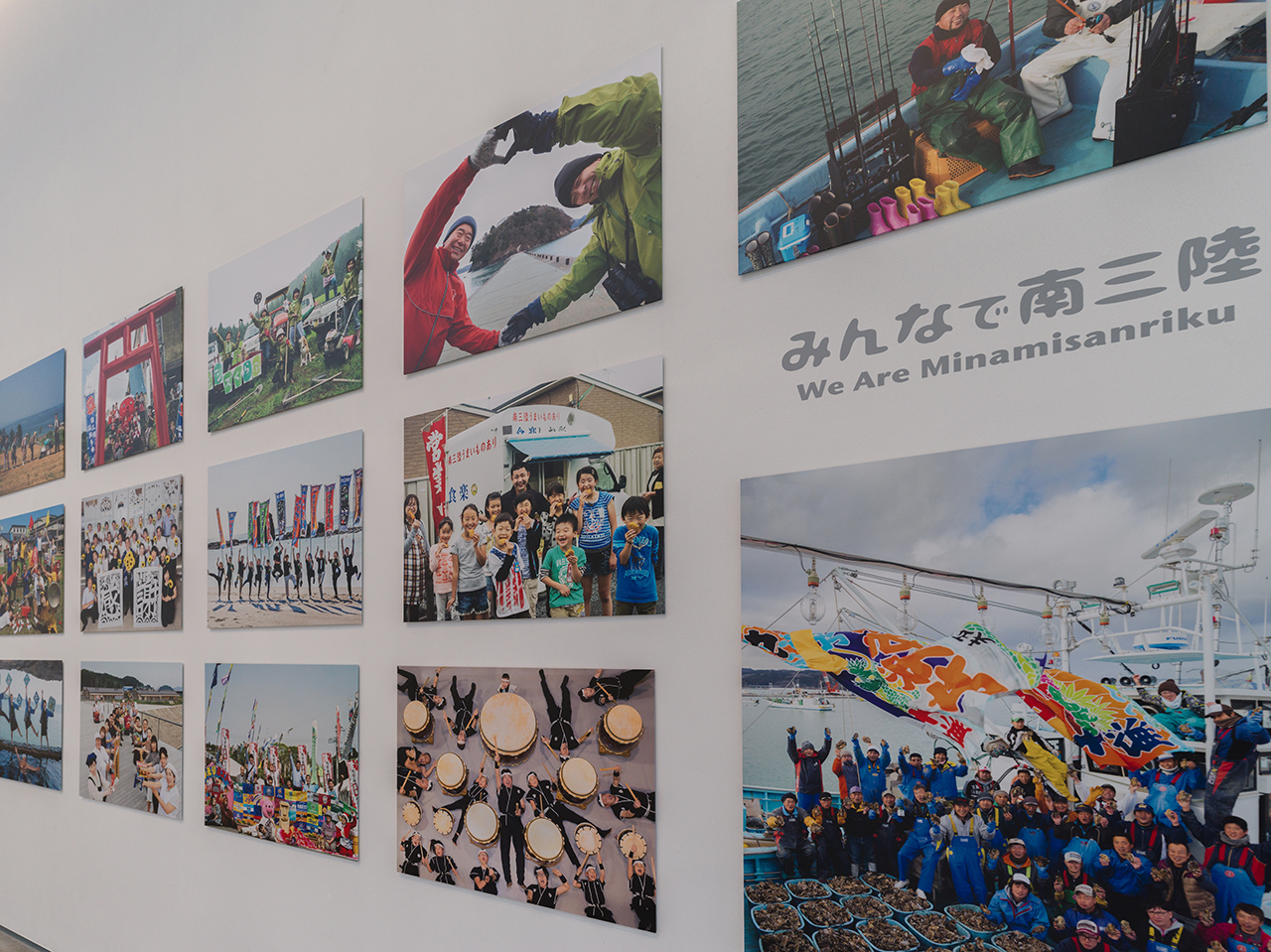 「みんなの広場」に展示されている浅田政志の写真「みんなで南三陸」
