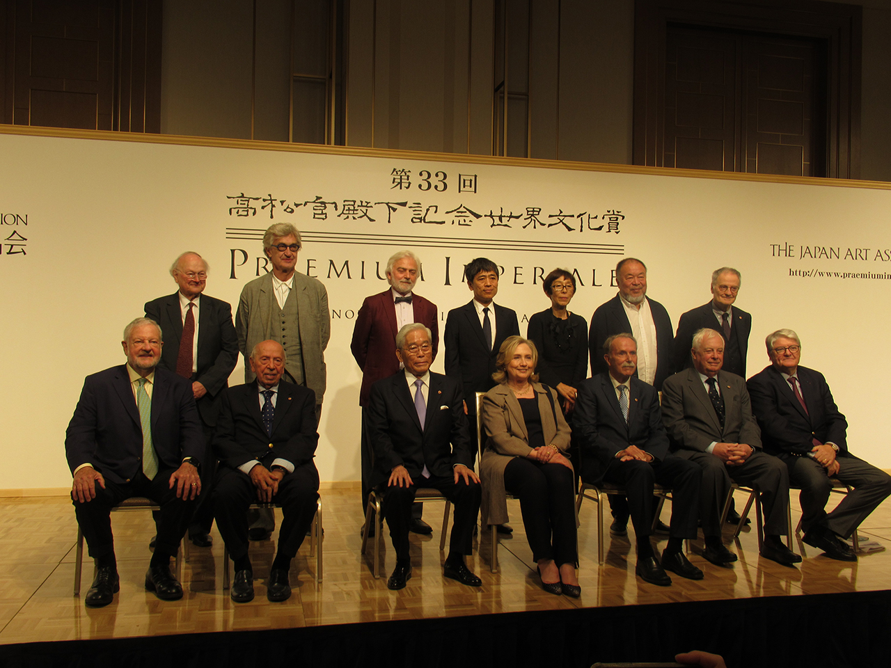 第33回世界文化賞受賞者（後列左2人目から）ヴィム・ヴェンダース、クリスチャン・ツィメルマン、西沢立衛、妹島和世、アイ・ウェイウェイ、ジュリオ・パオリーニ。 前列は国際顧問ら。左から4番目が2022年9月から国際顧問に就任したヒラリー・クリントン米・元国務長官