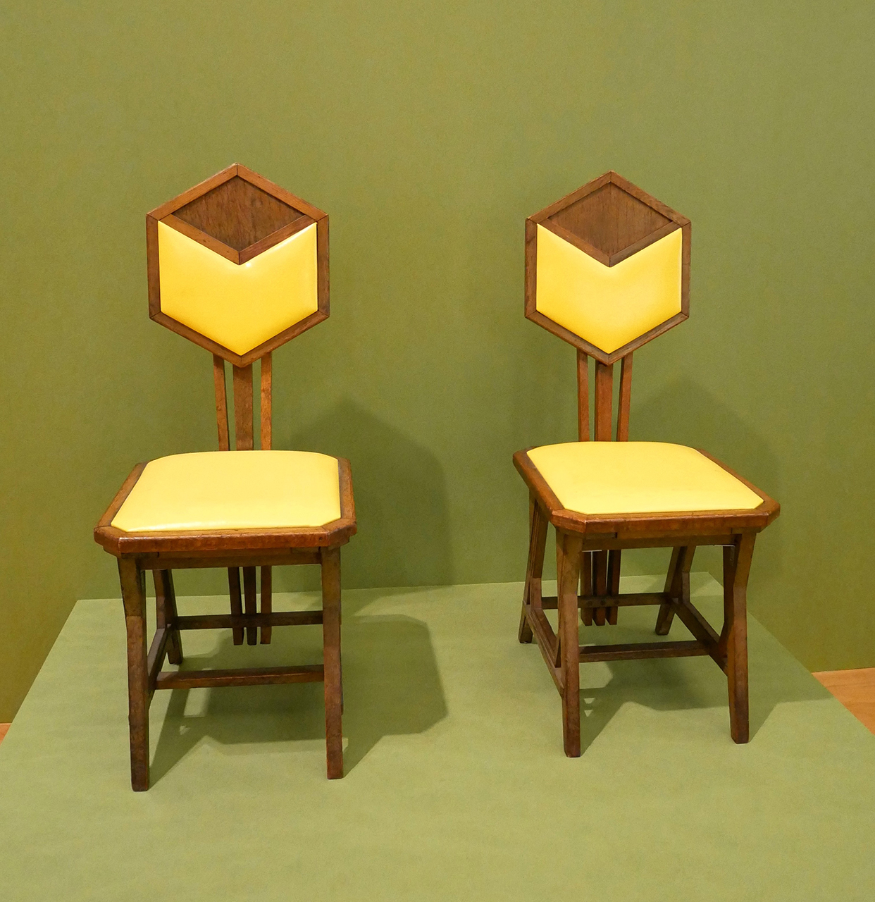 ライトが設計した旧帝国ホテルの椅子「ピーコックチェア」