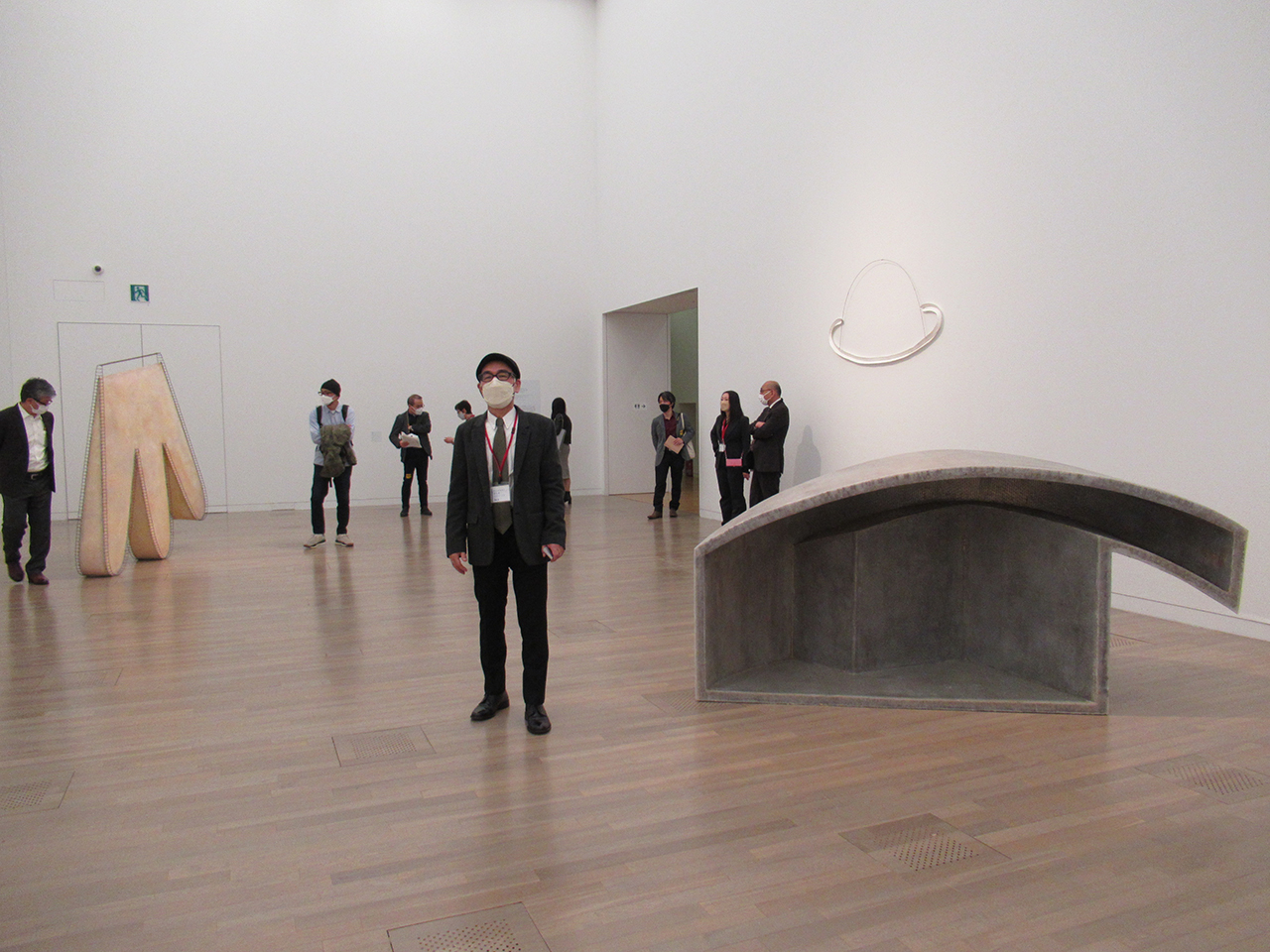 伊藤誠。右の作品は「Untitled（1988／2022）」1988／2022年　村松画廊コレクション蔵、右側の壁の作品は「北半球」2017年、左の作品は「船の肉」2003年