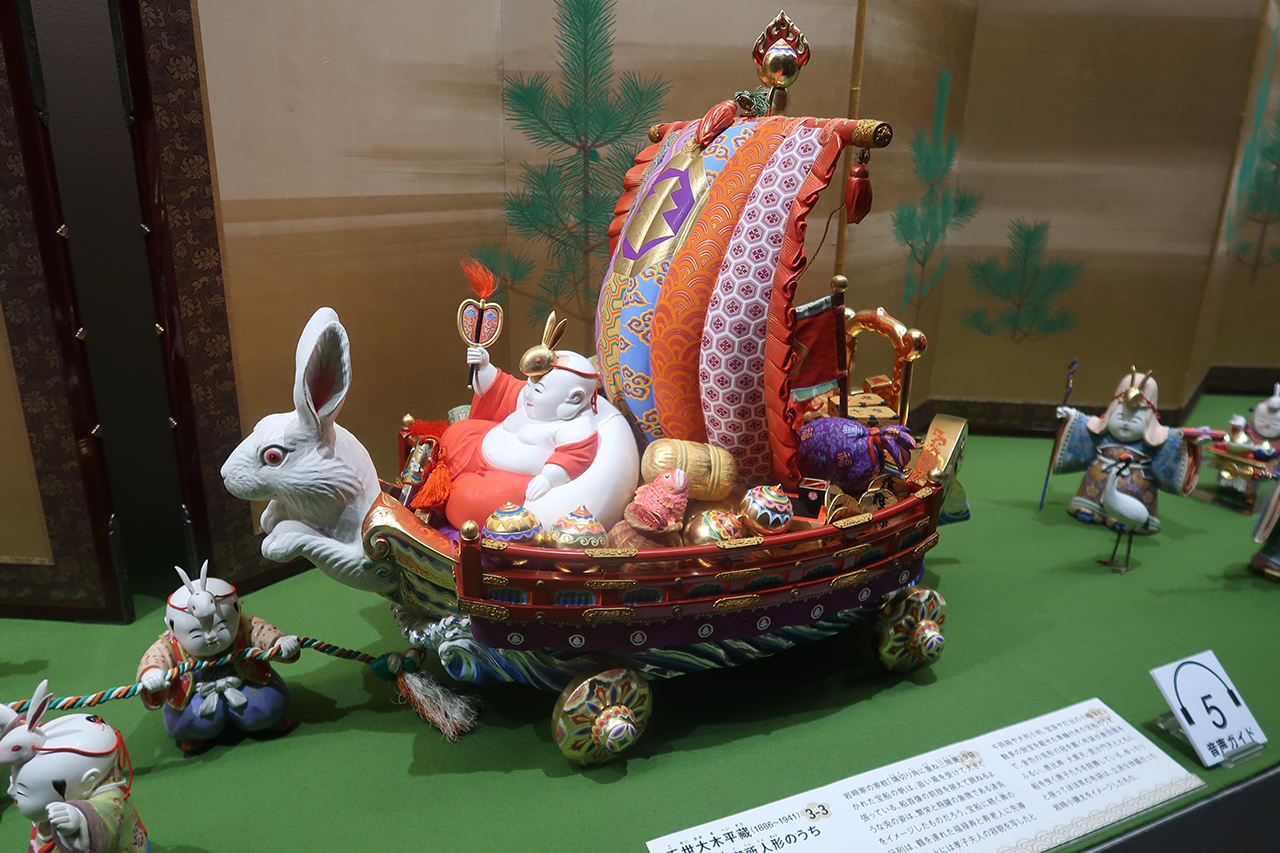 五世大木平藏《木彫彩色御所人形》のうち「宝船曳」展示風景