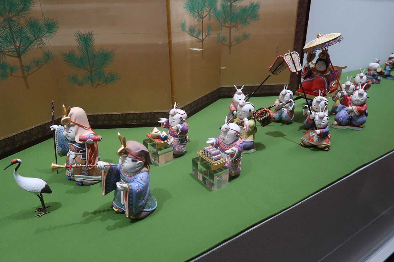 五世大木平藏《木彫彩色御所人形》のうち「輿行列」展示風景