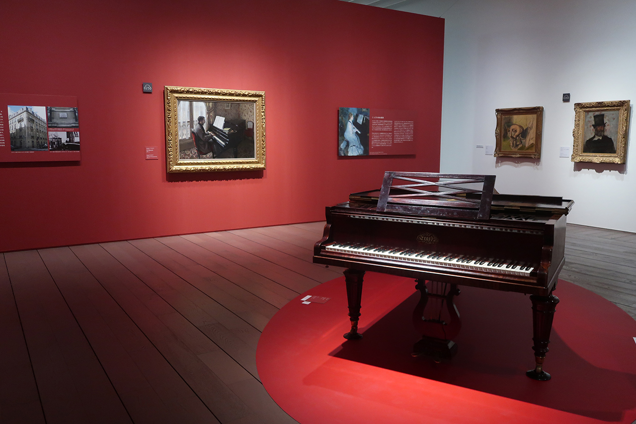 ギュスターヴ・カイユボット《ピアノを弾く若い男》1876年　作品とともに同じエラール社のピアノを配した展示室