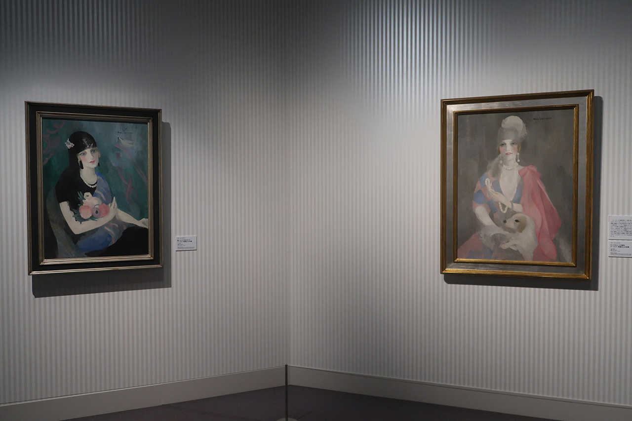 左：マリー・ローランサン《黒いマンテラをかぶったグールゴー男爵夫人の肖像》1923年頃　パリ、ポンピドゥー・センター　右：マリー・ローランサン《ピンクのコートを着たグールゴー男爵夫人の肖像》1923年頃　パリ、ポンピドゥー・センター