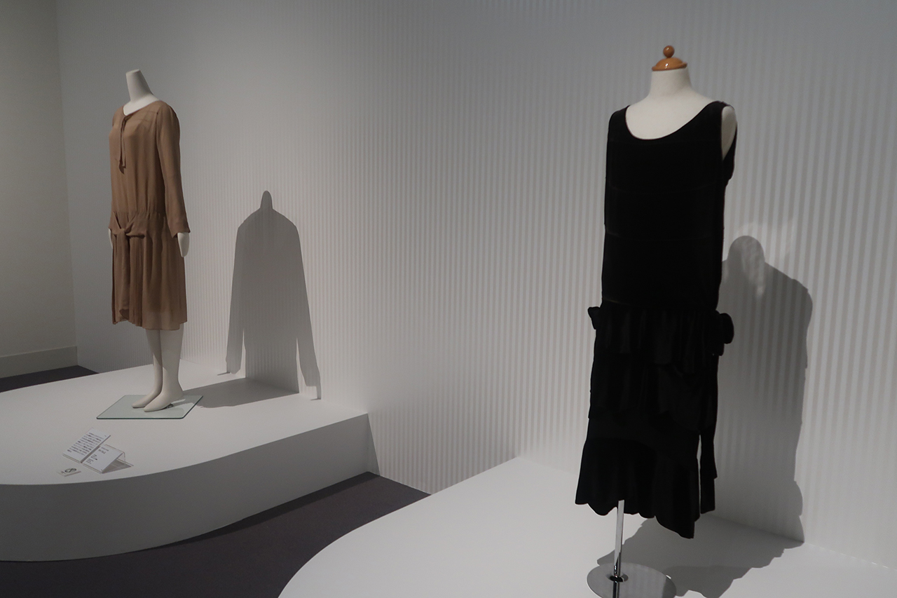 左：ガブリエル・シャネル《デイ・ドレス》1927年頃　神戸ファッション美術館 右：ガブリエル・シャネル《イヴニング・ドレス》1920-21年　桜アンティキテ