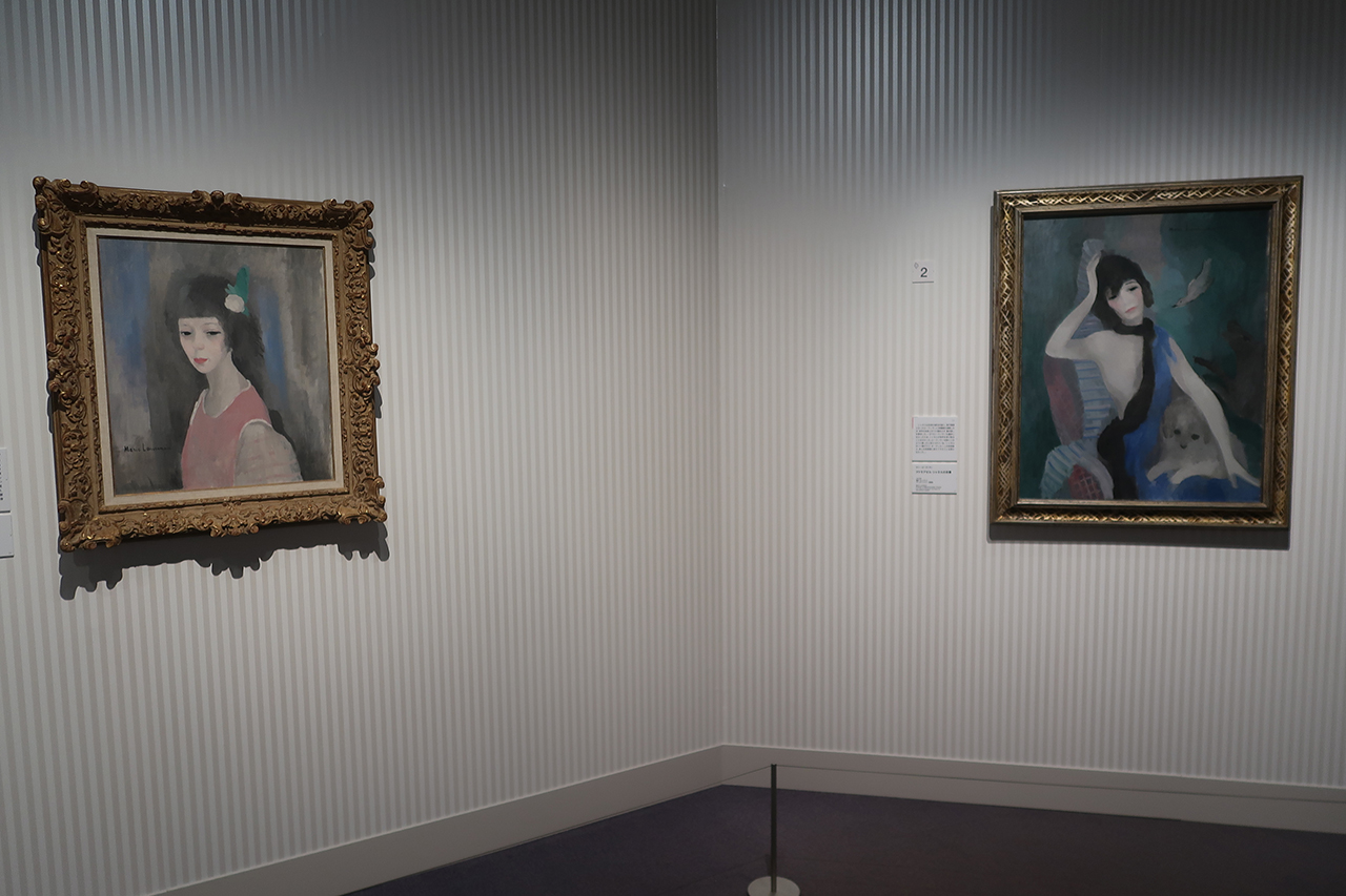 左：マリー・ローランサン《わたしの肖像》 1924年　マリー・ローランサン美術館　右：マリー・ローランサン《マドモアゼル・シャネルの肖像》 1923年　パリ、オランジュリー美術館