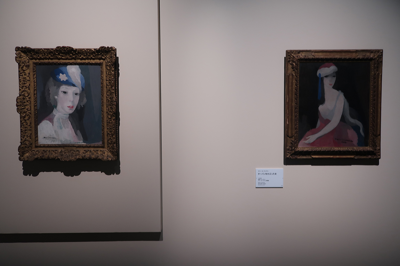 左：マリー・ローランサン《帽子を被った自画像》 1927年頃　マリー・ローランサン美術館　右：マリー・ローランサン《ターバンをかぶった女》 1922年　マリー・ローランサン美術館