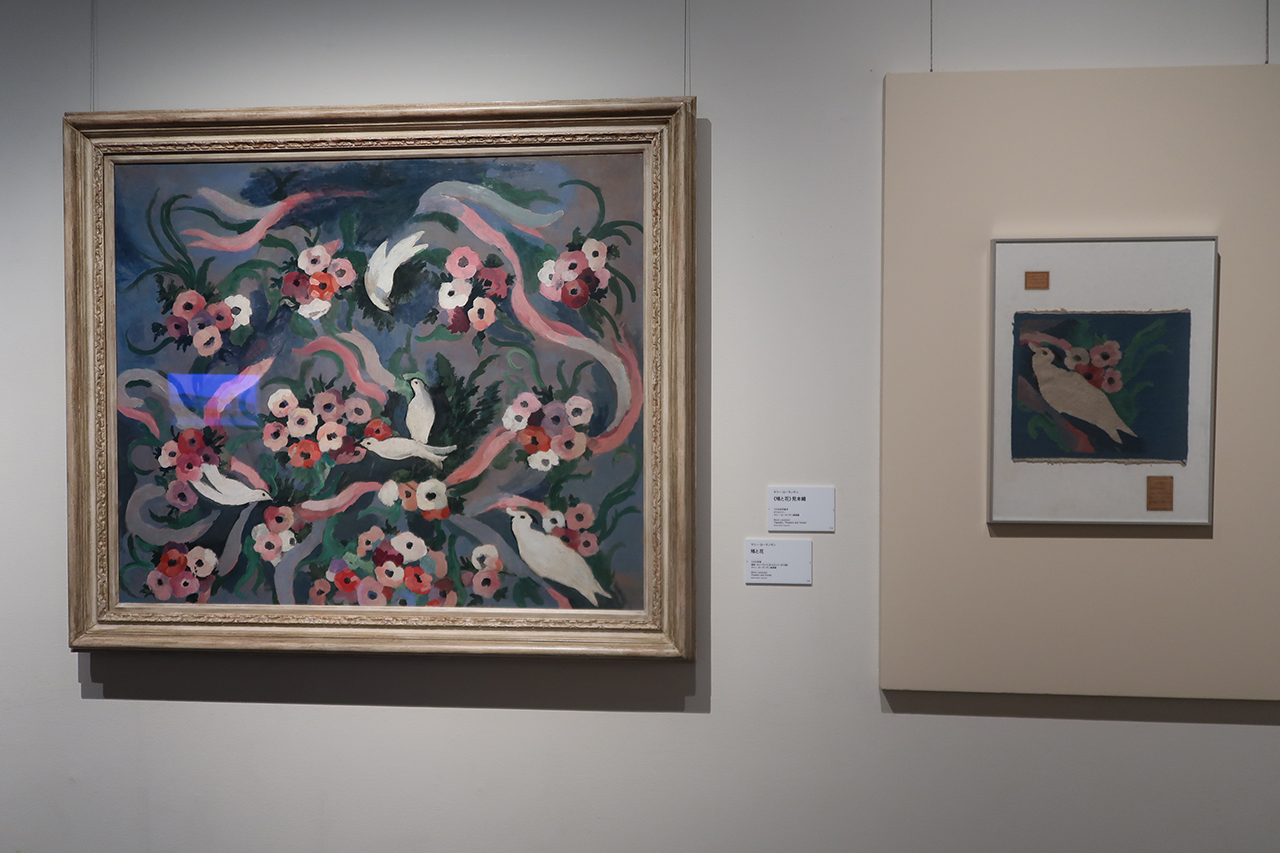 左：マリー・ローランサン《鳩と花》（タペストリーの下絵） 1935年頃　マリー・ローランサン美術館　 右：マリー・ローランサン《鳩と花》 見本織（タペストリー）1930年後半　マリー・ローランサン美術館