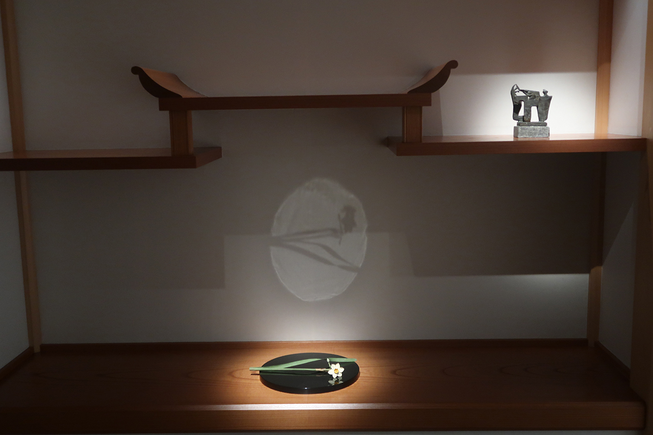 特別展示室「觀海庵」展示風景　右上／ディヴィッド・スミス《3つの構造》　下／須田悦弘《水仙》1999年