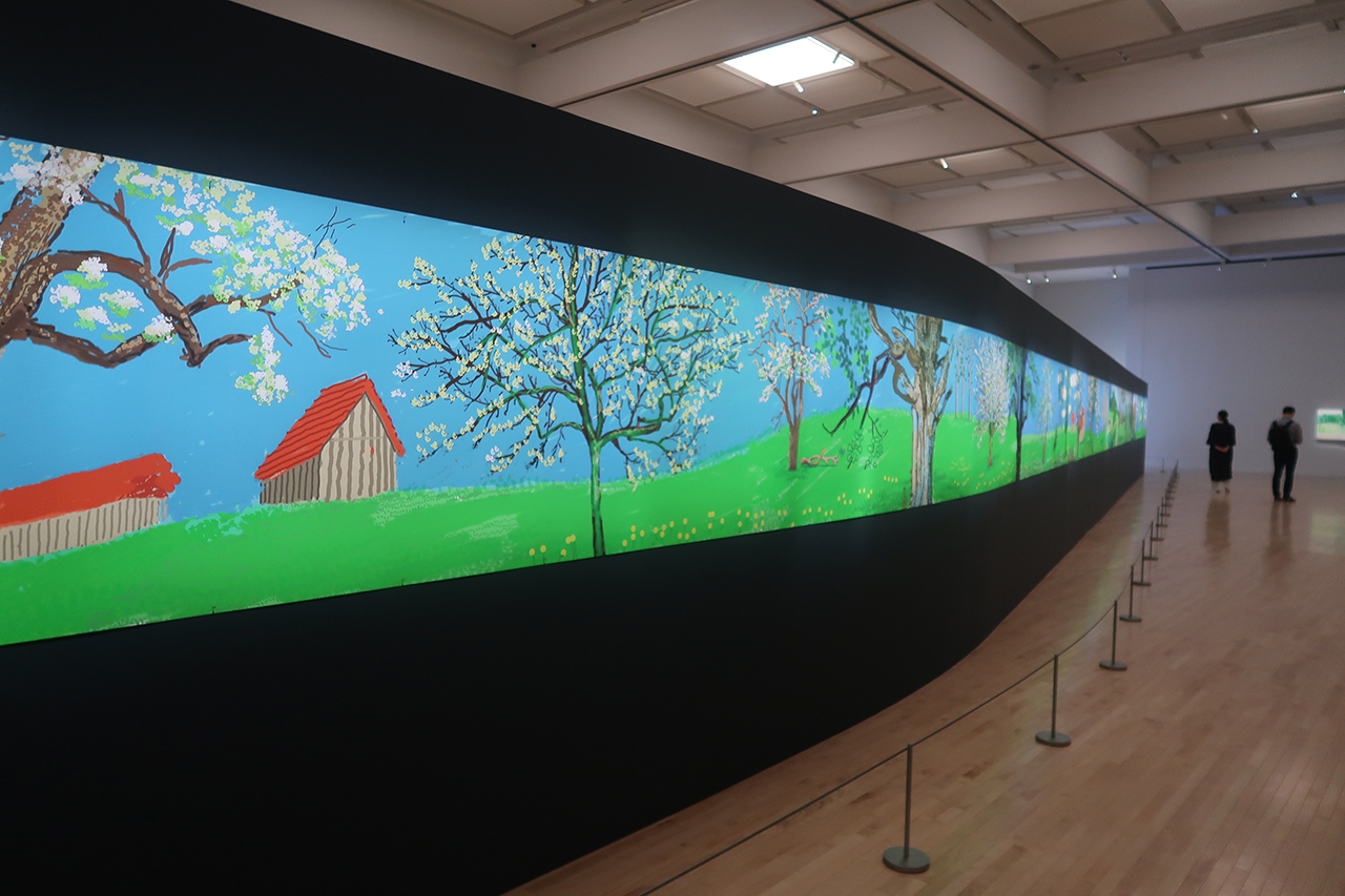 「デイヴィッド・ホックニー展」展示風景、東京都現代美術館、2023年　©︎ David Hockney デイヴィッド・ホックニー《ノルマンディーの12か月》2020−21年、作家蔵　