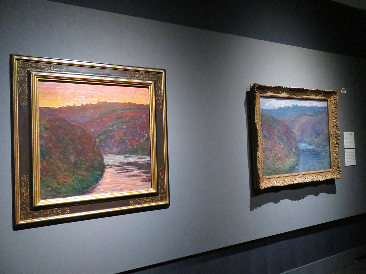 展示風景。左から、《クルーズ渓谷、日没》1889年クルーズ／ウンターリンデン美術館、コルマール。《クルーズ渓谷、曇り》1889年、クルーズ／フォン・デア・ハイト美術館、ヴッパータール