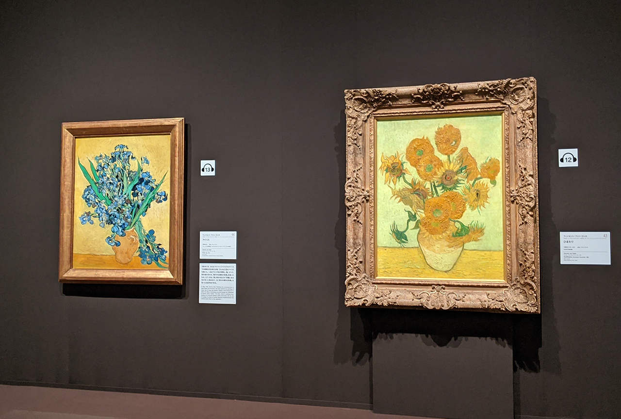 左から《アイリス》1890年 ファン・ゴッホ美術館、アムステルダム（フィンセント・フ ァン・ゴッホ財団）Van Gogh Museum, Amsterdam(Vincent van Gogh Foundation) 《ひまわり》1888年 SOMPO美術館