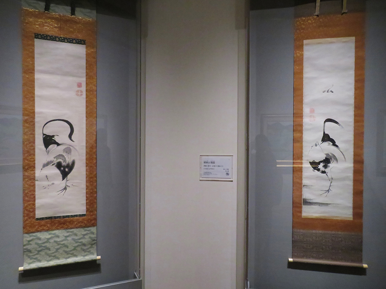 左から、伊藤若冲《鶏図》　18世紀（江戸時代）。伊藤若冲《蜻蛉と鶏図》　18世紀（江戸時代）。共に、紙本・墨画　個人蔵