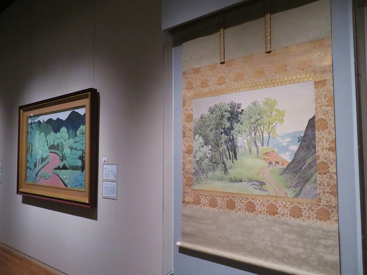 右手前から、川合玉堂《山雨一過》　1943（昭和18）年　絹本・彩色。山本丘人《風景》 1959（昭和34）年　紙本・彩色。共に、山種美術館