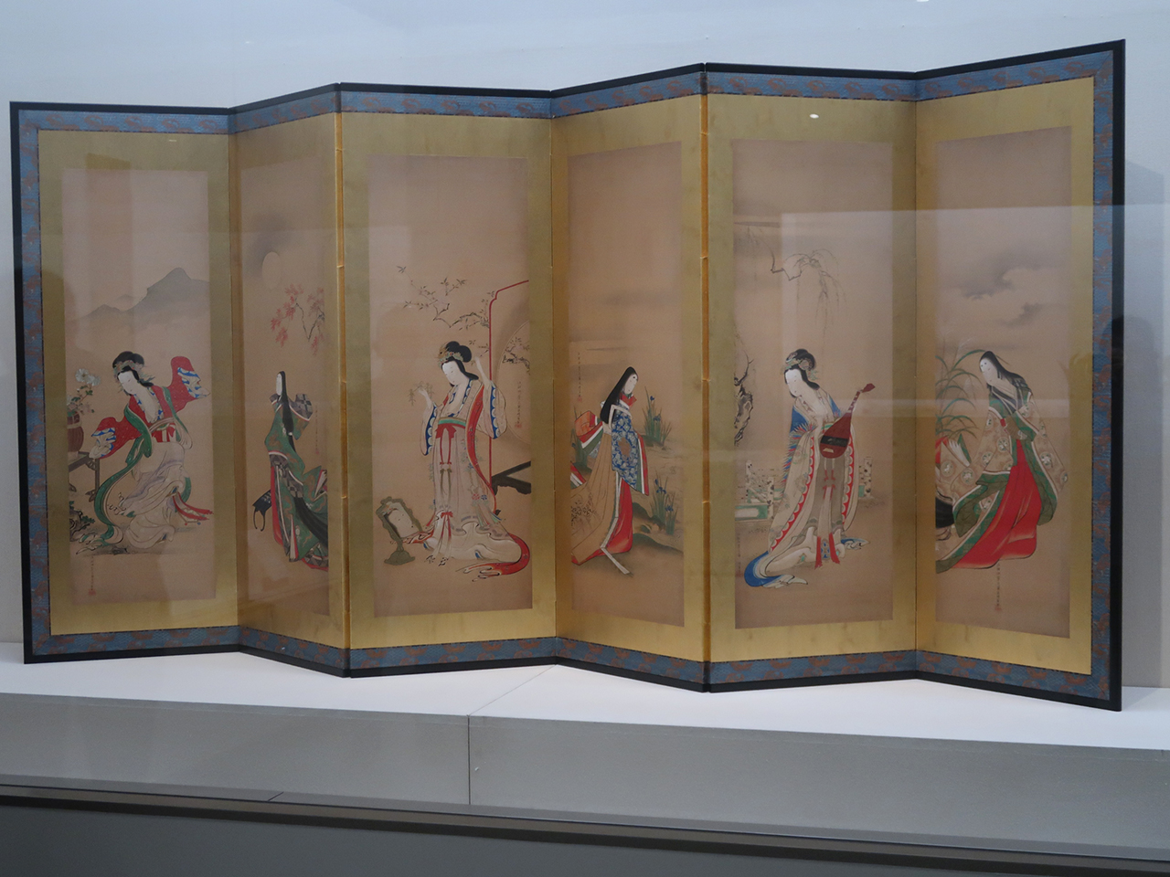 鳥文斎栄之《和漢美人競艶図屏風》文政（1818−30）前期頃　個人蔵／中国と日本の伝説の美人を3人ずつ交互に配した初公開の屏風